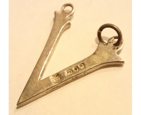 Sterling silver vintage 1975 solid V pendant