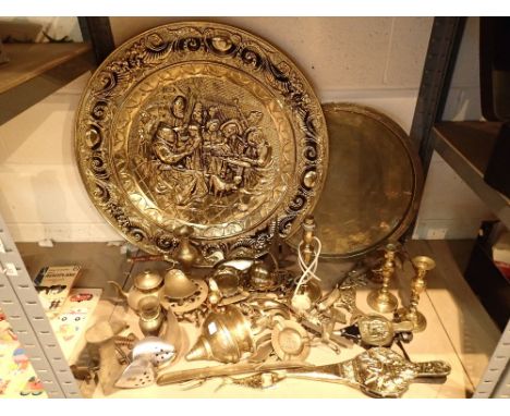 Shelf of decorative brassware including a decorative wall charger, bellows etc 