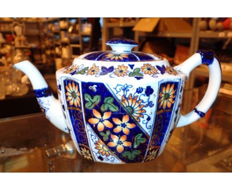 Derby type teapot 