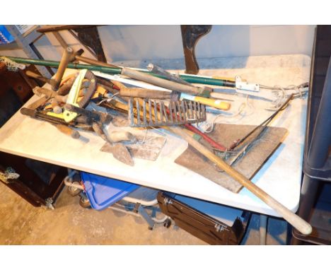 Quantity of garden tools