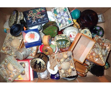 Box of trinket boxes etc 