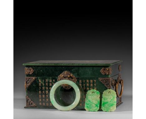 A group of Jade bracelet pendant jasper box from Qing DynastyW：24cmH：12cmWeight：2840g