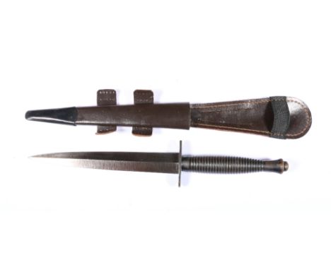 British commando dagger or fighting knife (stilletto) in steel, complete with leather sheath, blade length 17cm