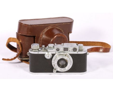 Leica number 177564 camera with Leitz Elmar lens f=5cm 1:3,5 with leather case CONDITION REPORT: Lens seems in good order
no 