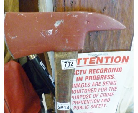 FIREMANS AXE. Genuine Firemans axe (very sharp)