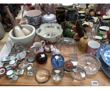 A COLLECTION OF CHARACTER JUGS TOGETHER WITH VARIOUS PORCELAIN, POTTERY AND METAL AND GLASS WARE TO INCLUDE MASONS, POOLE, SY