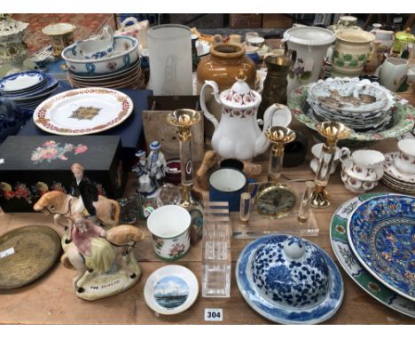 A MIXED LOT OF VARIOUS DECORATIVE AND COLLECTABLE CHINAWARE TO INCLUDE SPODE, A SIGNED ART GLASS VASE, BONE CORONET CHINA, ET