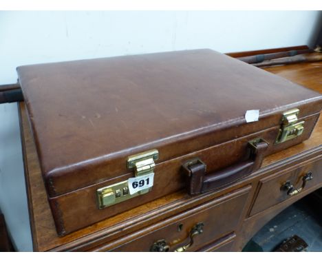 A GOOD QUALITY VINTAGE LEATHER BRIEF CASE. 
