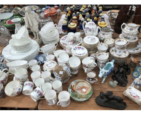 A  COLLECTION PART TEA AND DINNER SERVICES AND OTHER DECORATIVE CHINAWARES AND FIGURES TO INCLUDE COALPORT WEDGWOOD, SPODE, R