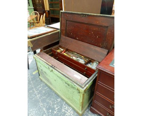 A GREEN PAINTED IRON HANDLED CARPENTERS CHEST, THE INTERIOR WITH FIVE MAHOGANY SLIDING COFFERS OF TOOLS, THE CHEST.   W 95 x 