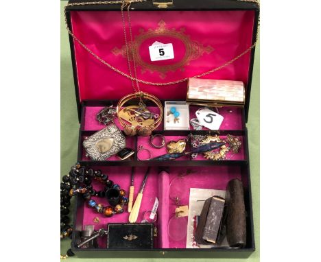 A VINTAGE JEWELLERY BOX AND CONTENTS, TO INCLUDE A COILED SNAKE RING, A VESTA, BEADS ETC