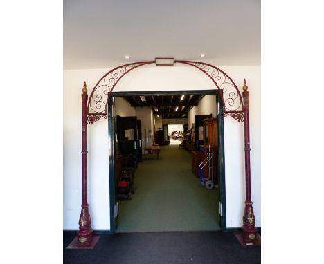AN ANTIQUE CAST IRON TWIN PILLAR STREET LIGHT ARCHWAY BY D.W WINDSOR HERTS OF ENGLAND