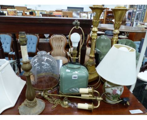 A PAIR OF GILT ITALIAN STYLE TABLE LAMPS TOGETHER WITH OTHER LIGHTING FIXTURES