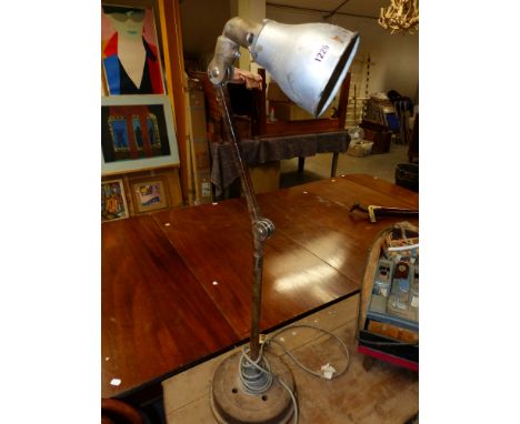 A VINTAGE ADJUSTABLE INDUSTRIAL WORKSHOP LIGHT.