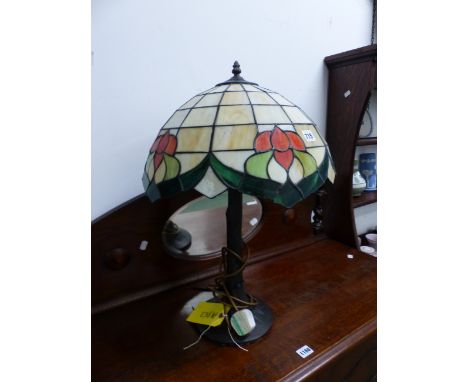 AN ART NOUVEAU STYLE TABLE LAMP. 