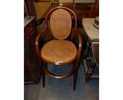 A VINTAGE BENTWOOD CHILDS HIGHCHAIR.