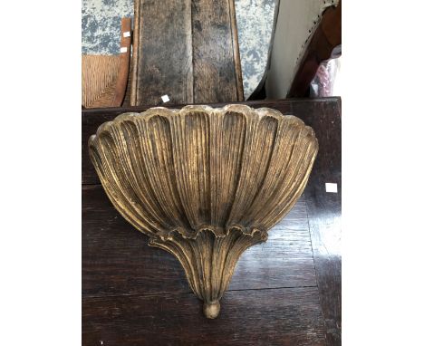 A KELSO LTD CARVED AND GILT WOOD SHELL WALL LIGHT WITH SINGLE SOCKET