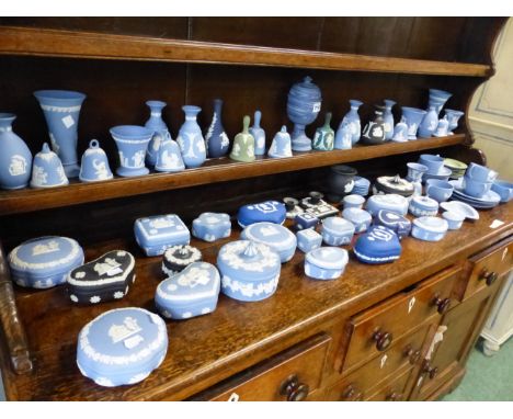 AN EXTENSIVE COLLECTION OF WEDGWOOD JASPER WARES, LIDDED BOXES, BELLS, VASES, CUPS AND SAUCERS, TOGETHER WITH A SWIRL WARE LI