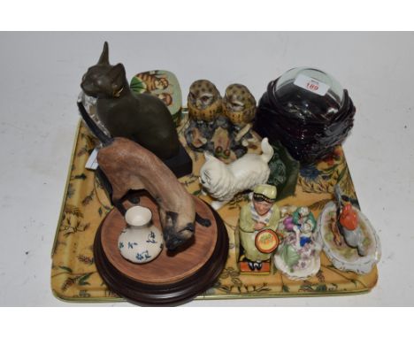 TRAY CONTAINING GLASS WARE AND CERAMICS INCLUDING MODEL OF A SIAMESE CAT, MODELS OF CATS ETC