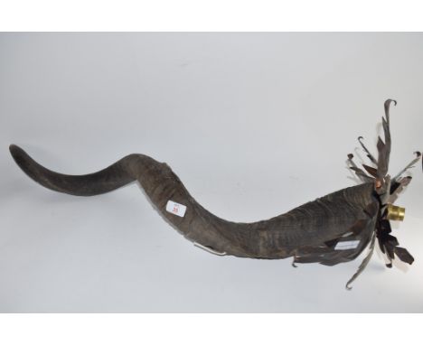A CARVED WOODEN TUSK EFFECT LAMP WITH METAL MOUNTS