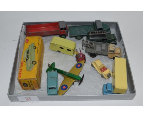 SMALL TRAY CONTAINING METAL TOYS INCLUDING DINKY LORRY, DINKY FORDSON LORRY ETC