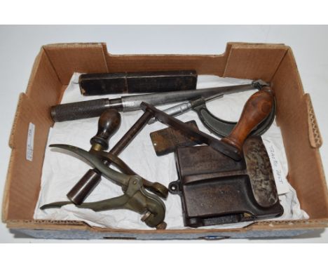 SMALL BOX CONTAINING VARIOUS AGRICULTURAL ITEMS, A TRACTOR BELT, JOINER, WOODEN STARTING HANDLE ETC