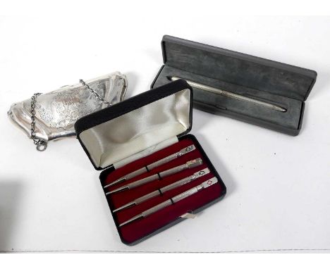A silver and engraved lady's purse together with a cased set of four engine turned bridge markers and a modern silver ballpoi