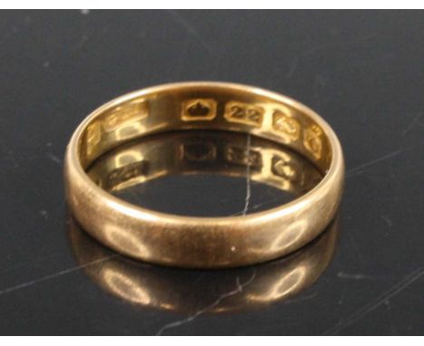 A vintage court shaped 22ct gold wedding band, Birmingham assay, size K, 2.7g