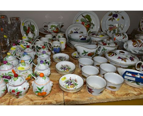 A GROUP OF ROYAL WORCESTER EVESHAM PATTERN OVEN TO TABLE WARES, A SMALL QUANTITY OF PORTMEIRION POMONA PATTERN ITEMS, ETC, th