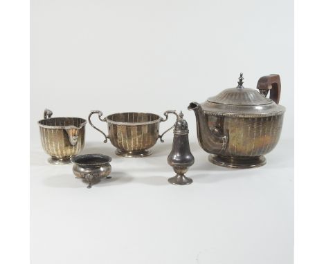 An Edwardian silver three piece tea set, of faceted circular shape, comprising a teapot, 14cm high, cream jug and sugar bowl,