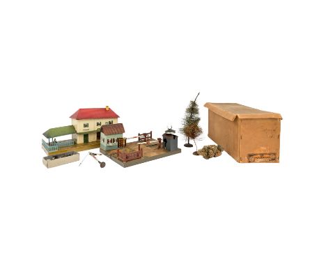 MÄRKLIN Konvolut Bahnhof '2001 F' mit Zubehör, Spur 0, 1930-32, lithografierter Blech-Bahnhof mit Mittendurchgang, geprägtes 