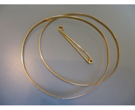 Two 18ct gold bangles and an 18ct gold tie clip