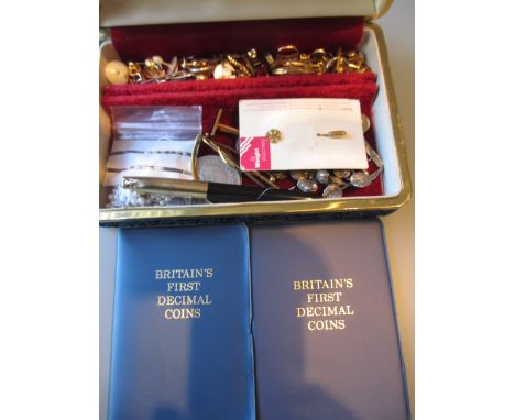 Miscellaneous small items of 9ct gold including: a raven design ring, bar brooch, various charms, ear studs etc