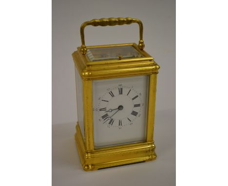 Good quality early 20th Century French gilt brass carriage clock, the gorge case with enamel dial, Roman and Arabic numerals,