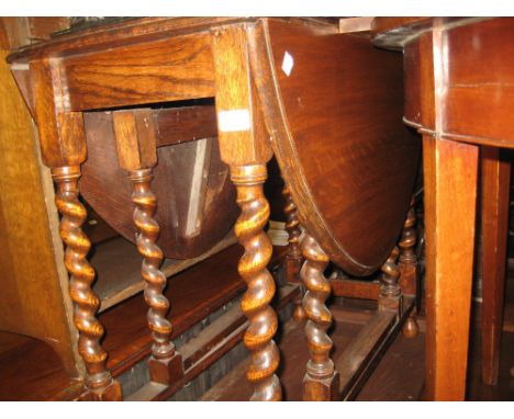 Small early 20th Century oak gate leg table on barley twist supports