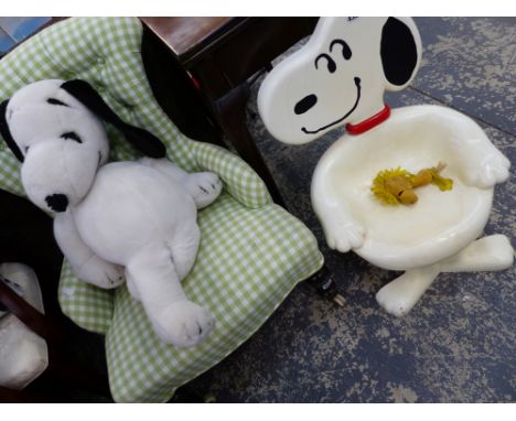 A VINTAGE SNOOPY CHILDS CHAIR, A SNOOPY SOFT TOY, AND A FELT WOODSTOCK TOY. 