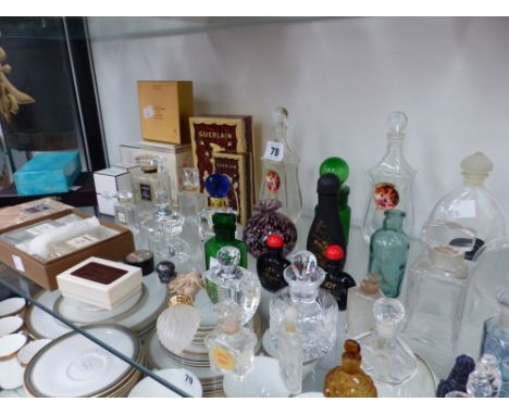 A COLLECTION OF VINTAGE PERFUME BOTTLES. 