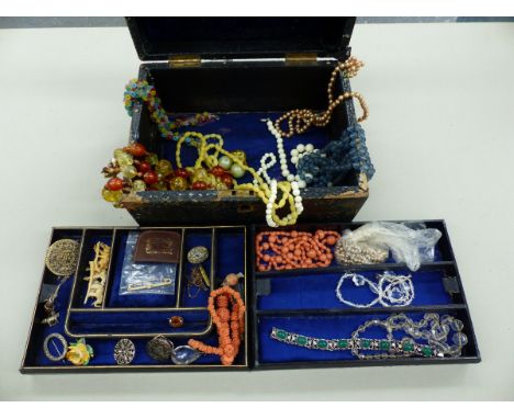 A COLLECTION OF VINTAGE AND LATER JEWELLERY CONTAINED IN A LEATHER COVERED JEWELLERY CASE, TO INCLUDE MICRO MOSAIC, BEDS, A S