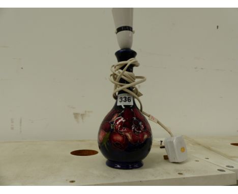 A SMALL MOORCROFT TABLE LAMP. 