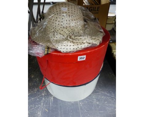 A QUANTITY OF VINTAGE HATS AND HAT BOXES. 