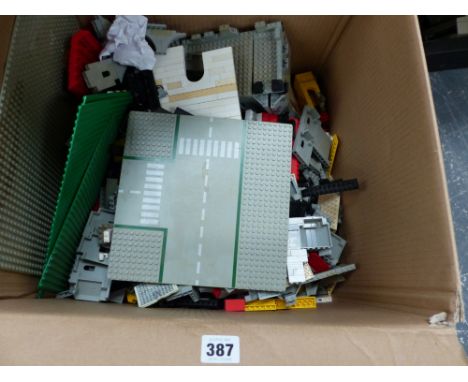 AN EXTENSIVE COLLECTION OF LOOSE VINTAGE LEGO, FORMALLY A CASTLE. 