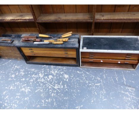 A GOOD COLLECTION OF WOODWORKING CHISELS AND OTHER TOOLS. 