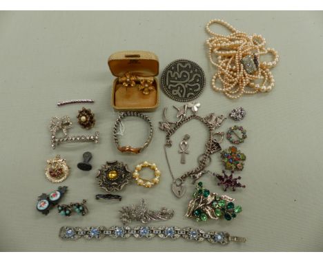 VINTAGE JEWELLERY TO INCLUDE A PAIR OF GROSSE COSTUME EARRINGS, A SILVER CHARM BRACELET, PEARLS, BROOCHES ETC. 