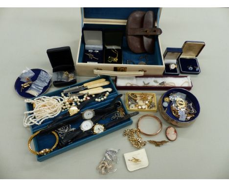 A COLLECTION OF VINTAGE JEWELLERY TO INCLUDE A 9ct GOLD BANGLE, A SILVER AND MARCASITE BROOCH, RAF BROOCH, CAMEO PORTRAIT BRO