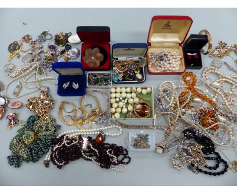 A COLLECTION OF VINTAGE AND MODERN COSTUME JEWELLERY. 