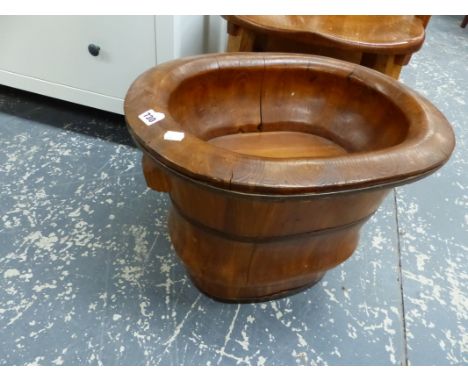 AN ORIENTAL FITTED BASIN AND BUCKET. 