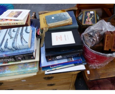 A QUANTITY OF BOOKS TO INCLUDE ART, ANTIQUES ETC AND VARIOUS TRINKET BOXES. 