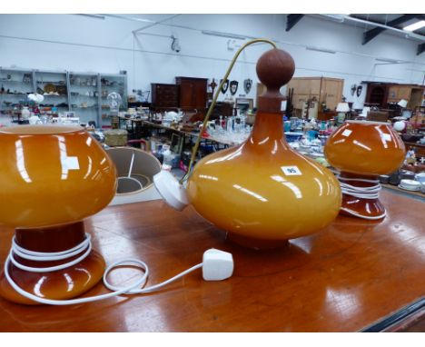 A RETRO GLASS HANGING CEILING LIGHT AND A PAIR OF SIMILAR TABLE LAMPS. 