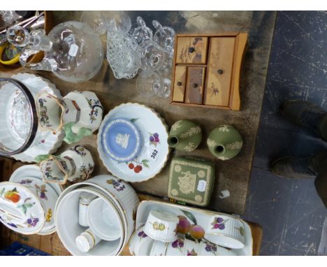 A GROUP OF CHINAWARE AND COLLECTABLES INCLUDING ROYAL WORCESTER, SILVER HANDLED BUTTON HOOK, WINE CARAFFE, ETC.