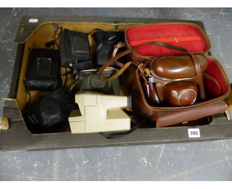 VINTAGE CAMERAS TO INCLUDE KODAK 36 INSTAMATIC CAMERA, A POLAROID 600 LAND CAMERA, A ZEISS IKON ETC.